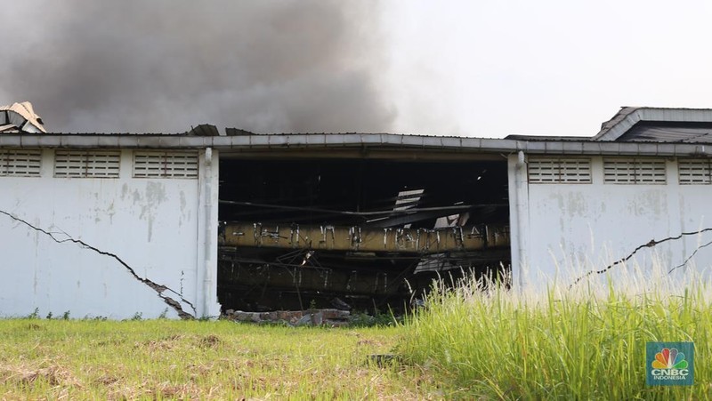 Sebuah pabrik tekstil milik PT TAK Textiles Indonesia di Kawasan Industri Jababeka I, Cikarang Utara, Kabupaten Bekasi, Jawa Barat terbakar hebat pada Selasa (25/11/2025). (CNBC Indonesia/Tias Budiarto)