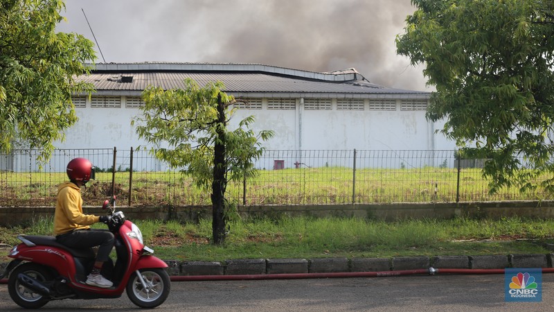 Sebuah pabrik tekstil milik PT TAK Textiles Indonesia di Kawasan Industri Jababeka I, Cikarang Utara, Kabupaten Bekasi, Jawa Barat terbakar hebat pada Selasa (25/11/2025). (CNBC Indonesia/Tias Budiarto)