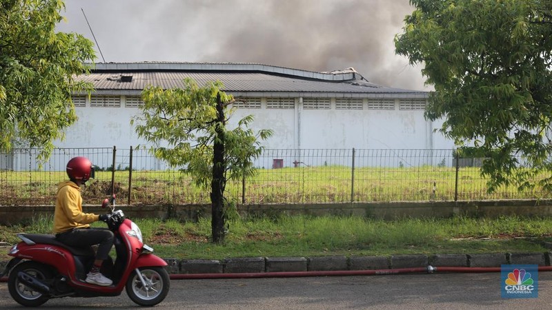 Sebuah pabrik tekstil milik PT TAK Textiles Indonesia di Kawasan Industri Jababeka I, Cikarang Utara, Kabupaten Bekasi, Jawa Barat terbakar hebat pada Selasa (25/11/2025). (CNBC Indonesia/Tias Budiarto)