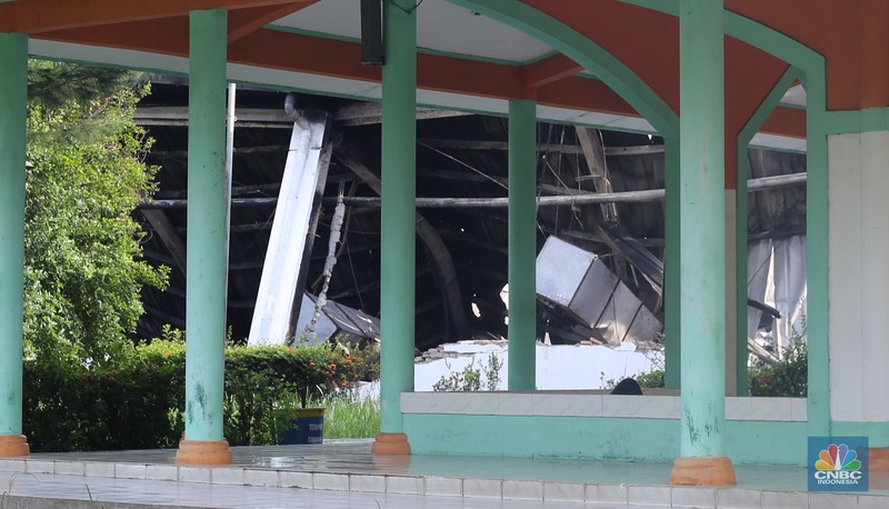 Sebuah pabrik tekstil milik PT TAK Textiles Indonesia di Kawasan Industri Jababeka I, Cikarang Utara, Kabupaten Bekasi, Jawa Barat terbakar hebat pada Selasa (25/11/2025). (CNBC Indonesia/Tias Budiarto)