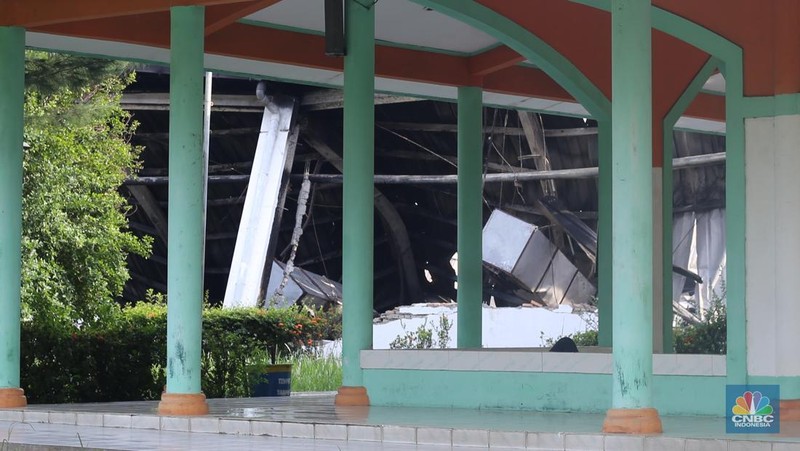 Sebuah pabrik tekstil milik PT TAK Textiles Indonesia di Kawasan Industri Jababeka I, Cikarang Utara, Kabupaten Bekasi, Jawa Barat terbakar hebat pada Selasa (25/11/2025). (CNBC Indonesia/Tias Budiarto)