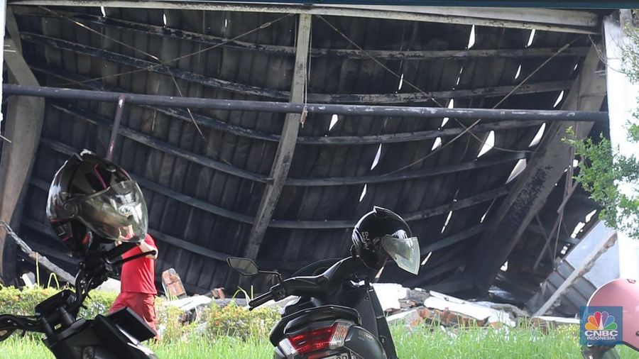 Sebuah pabrik tekstil milik PT TAK Textiles Indonesia di Kawasan Industri Jababeka I, Cikarang Utara, Kabupaten Bekasi, Jawa Barat terbakar hebat pada Selasa (25/11/2025). (CNBC Indonesia/Tias Budiarto)