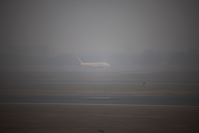 Sebuah pesawat bersiap lepas landas di landasan pacu pada pagi yang berkabut di tengah polusi udara yang terus berlanjut, di New Delhi, India, 25 November 2025. (REUTERS/Anushree Fadnavis)