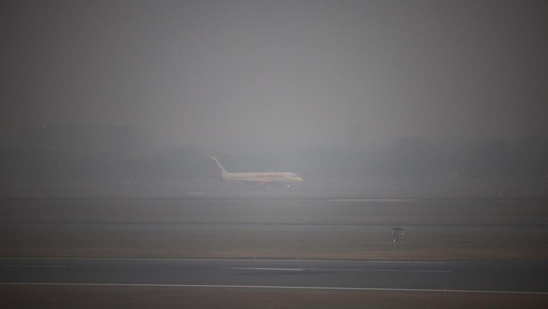 Sebuah pesawat bersiap lepas landas di landasan pacu pada pagi yang berkabut di tengah polusi udara yang terus berlanjut, di New Delhi, India, 25 November 2025. (REUTERS/Anushree Fadnavis)