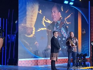 Raja Juli Dapat Penghargaan Tokoh Pendorong Perhutanan Sosial untuk Kesejahteraan Rakyat detikcom Awards 2025