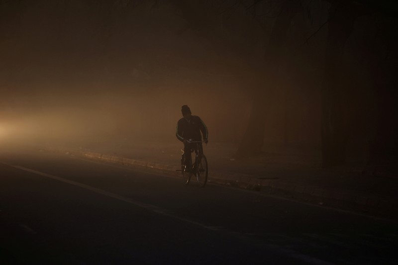 Sebuah pesawat bersiap lepas landas di landasan pacu pada pagi yang berkabut di tengah polusi udara yang terus berlanjut, di New Delhi, India, 25 November 2025. (REUTERS/Anushree Fadnavis)