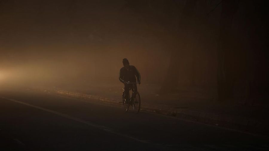Sebuah pesawat bersiap lepas landas di landasan pacu pada pagi yang berkabut di tengah polusi udara yang terus berlanjut, di New Delhi, India, 25 November 2025. (REUTERS/Anushree Fadnavis)
