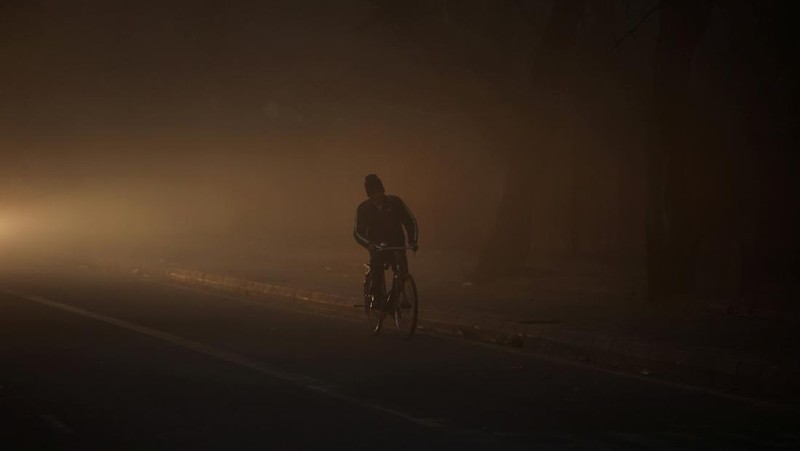 Sebuah pesawat bersiap lepas landas di landasan pacu pada pagi yang berkabut di tengah polusi udara yang terus berlanjut, di New Delhi, India, 25 November 2025. (REUTERS/Anushree Fadnavis)