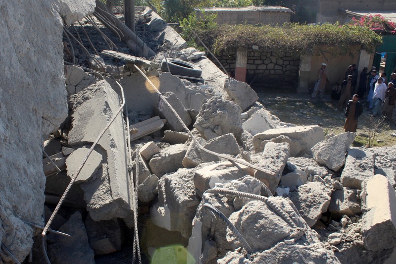Suasana sebuah rumah yang rusak akibat serangan udara Pakistan, di Asadabad, Provinsi Kunar, Afghanistan, Selasa (25/11/2025). (REUTERS/Stringer)