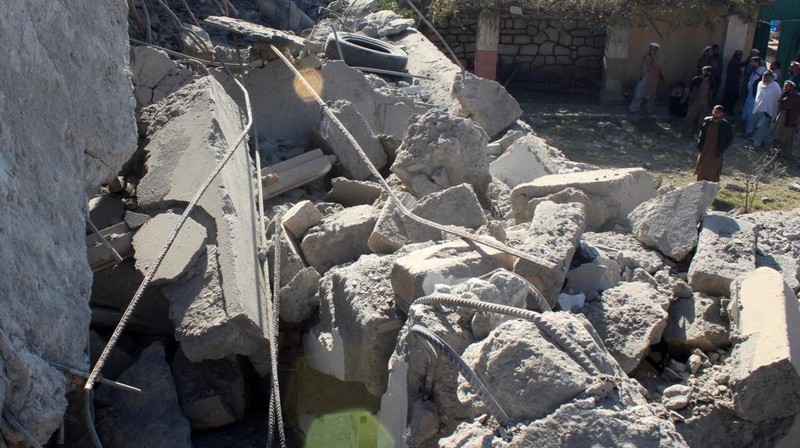 Suasana sebuah rumah yang rusak akibat serangan udara Pakistan, di Asadabad, Provinsi Kunar, Afghanistan, Selasa (25/11/2025). (REUTERS/Stringer)