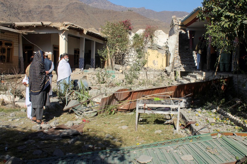 Suasana sebuah rumah yang rusak akibat serangan udara Pakistan, di Asadabad, Provinsi Kunar, Afghanistan, Selasa (25/11/2025). (REUTERS/Stringer)