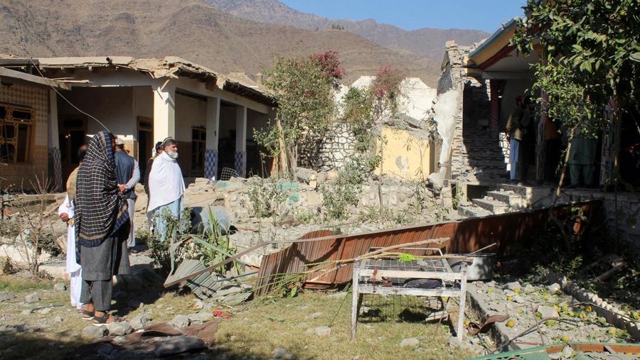 Suasana sebuah rumah yang rusak akibat serangan udara Pakistan, di Asadabad, Provinsi Kunar, Afghanistan, Selasa (25/11/2025). (REUTERS/Stringer)