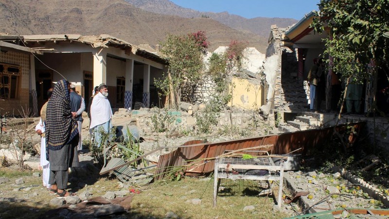 Suasana sebuah rumah yang rusak akibat serangan udara Pakistan, di Asadabad, Provinsi Kunar, Afghanistan, Selasa (25/11/2025). (REUTERS/Stringer)