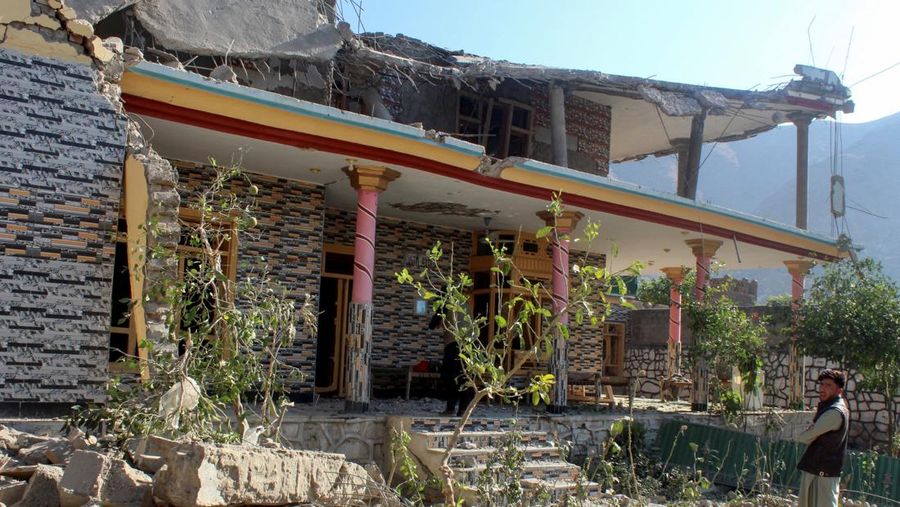 Suasana sebuah rumah yang rusak akibat serangan udara Pakistan, di Asadabad, Provinsi Kunar, Afghanistan, Selasa (25/11/2025). (REUTERS/Stringer)