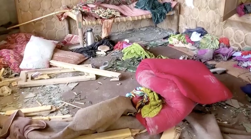 Suasana sebuah rumah yang rusak akibat serangan udara Pakistan, di Asadabad, Provinsi Kunar, Afghanistan, Selasa (25/11/2025). (REUTERS/Stringer)