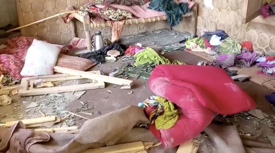 Suasana sebuah rumah yang rusak akibat serangan udara Pakistan, di Asadabad, Provinsi Kunar, Afghanistan, Selasa (25/11/2025). (REUTERS/Stringer)