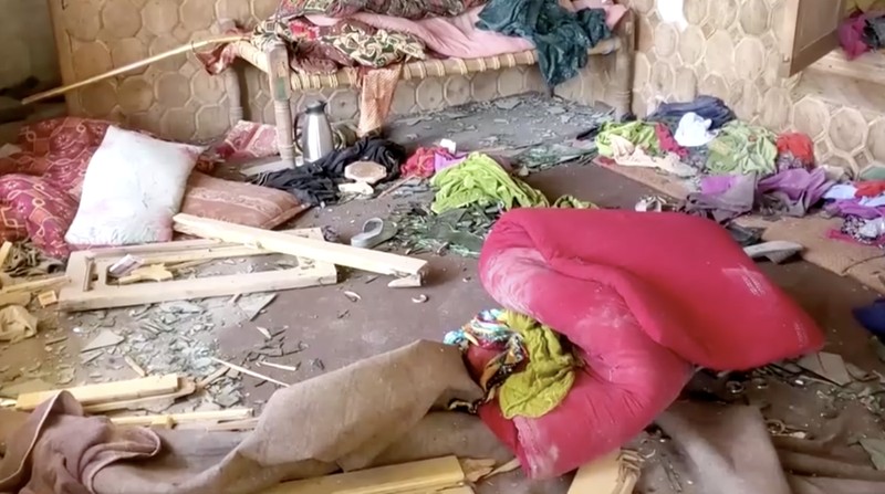 Suasana sebuah rumah yang rusak akibat serangan udara Pakistan, di Asadabad, Provinsi Kunar, Afghanistan, Selasa (25/11/2025). (REUTERS/Stringer)