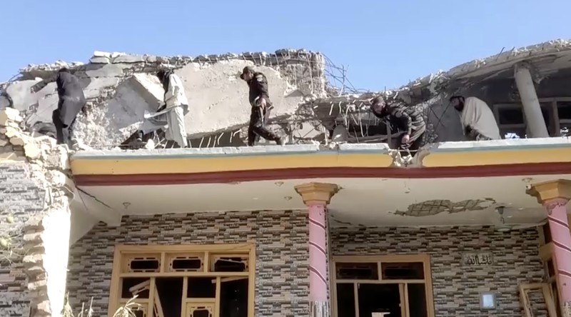 Suasana sebuah rumah yang rusak akibat serangan udara Pakistan, di Asadabad, Provinsi Kunar, Afghanistan, Selasa (25/11/2025). (REUTERS/Stringer)