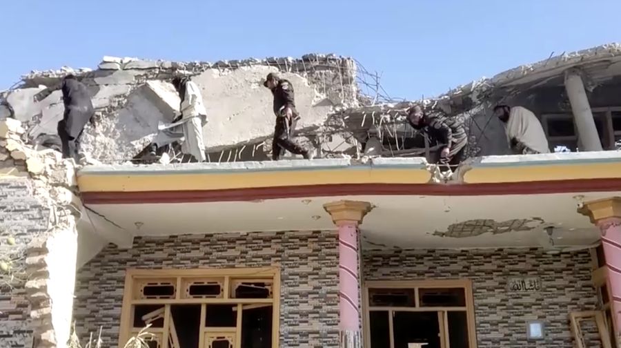 Suasana sebuah rumah yang rusak akibat serangan udara Pakistan, di Asadabad, Provinsi Kunar, Afghanistan, Selasa (25/11/2025). (REUTERS/Stringer)