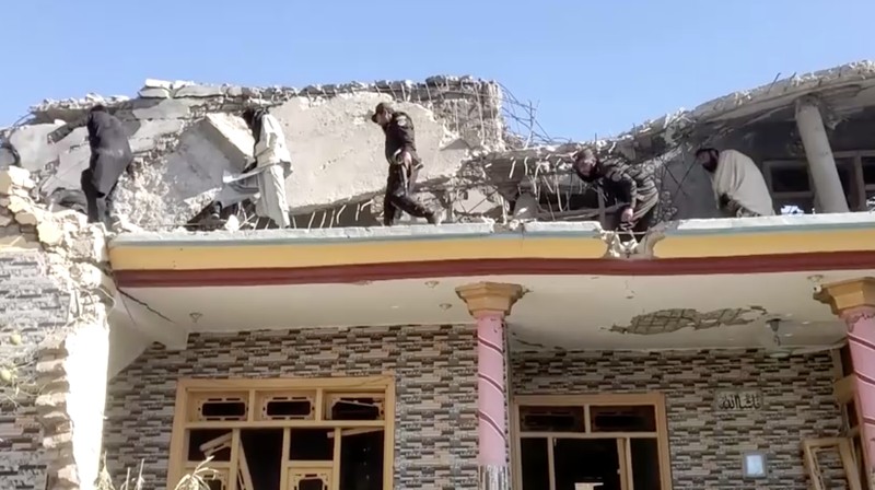 Suasana sebuah rumah yang rusak akibat serangan udara Pakistan, di Asadabad, Provinsi Kunar, Afghanistan, Selasa (25/11/2025). (REUTERS/Stringer)