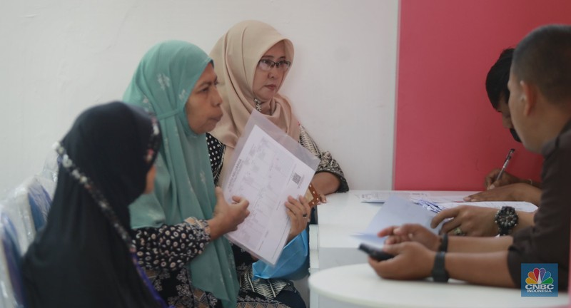 Warga penerima manfaat Bantuan Langsung Tunai Kesejahteraan Rakyat (BLT Kesra) 2025 menunjukan uang tunai yang diterima di Kantor Pos Fatmawati, Jakarta, Selasa (25/11/2025). (CNBC Indonesia/Muhammad Sabki)