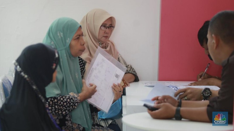 Warga penerima manfaat Bantuan Langsung Tunai Kesejahteraan Rakyat (BLT Kesra) 2025 menunjukan uang tunai yang diterima di Kantor Pos Fatmawati, Jakarta, Selasa (25/11/2025). (CNBC Indonesia/Muhammad Sabki)