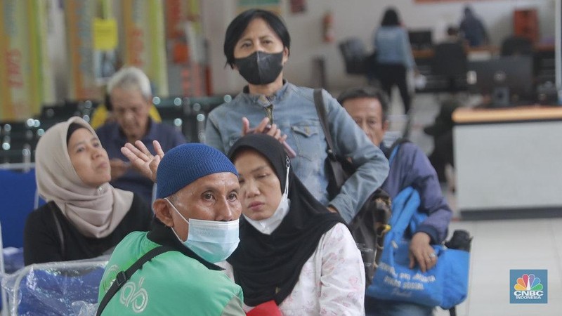 Warga penerima manfaat Bantuan Langsung Tunai Kesejahteraan Rakyat (BLT Kesra) 2025 menunjukan uang tunai yang diterima di Kantor Pos Fatmawati, Jakarta, Selasa (25/11/2025). (CNBC Indonesia/Muhammad Sabki)