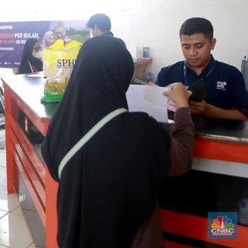 Penampakan Warga Antre BLT Kesra 2025 di Kantor Pos Jakarta