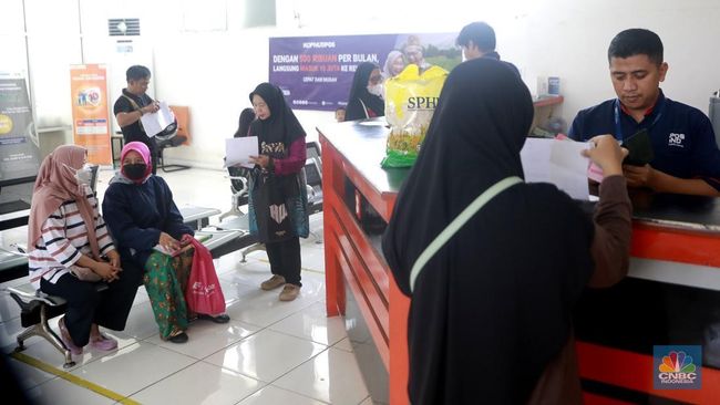 Penampakan Warga Antre BLT Kesra 2025 di Kantor Pos Jakarta