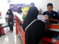 Penampakan Warga Antre BLT Kesra 2025 di Kantor Pos Jakarta