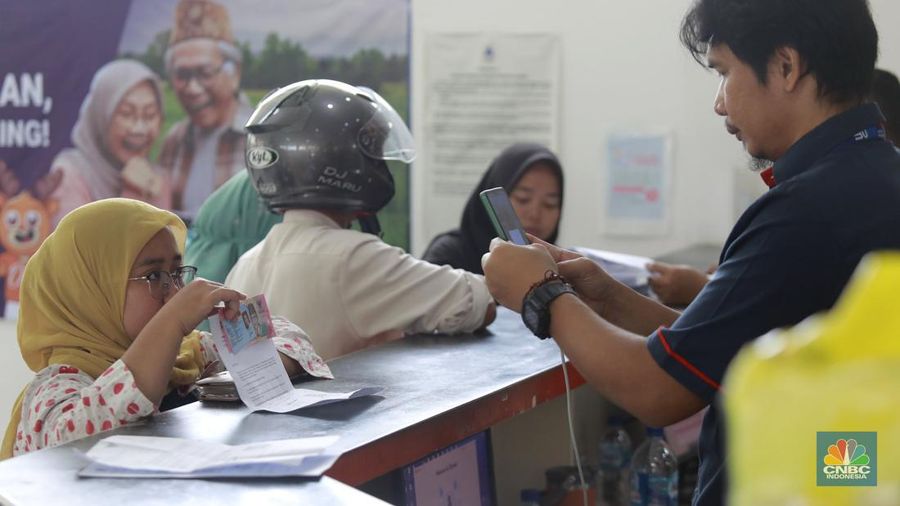 Warga penerima manfaat Bantuan Langsung Tunai Kesejahteraan Rakyat (BLT Kesra) 2025 menunjukan uang tunai yang diterima di Kantor Pos Fatmawati, Jakarta, Selasa (25/11/2025). (CNBC Indonesia/Muhammad Sabki)