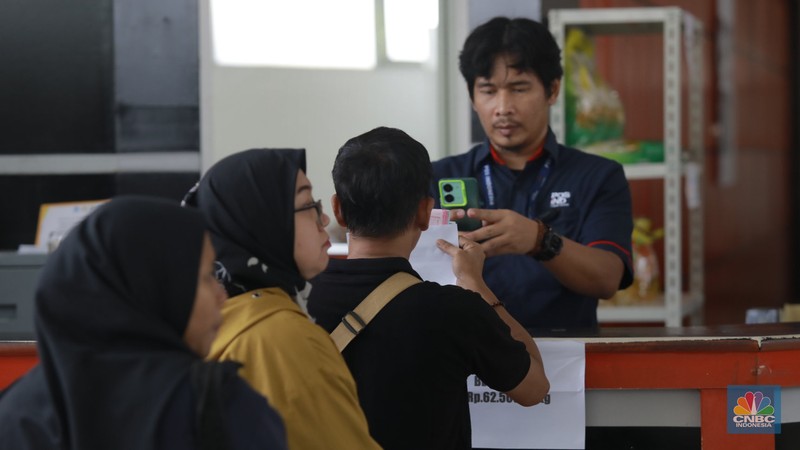 Warga penerima manfaat Bantuan Langsung Tunai Kesejahteraan Rakyat (BLT Kesra) 2025 menunjukan uang tunai yang diterima di Kantor Pos Fatmawati, Jakarta, Selasa (25/11/2025). (CNBC Indonesia/Muhammad Sabki)