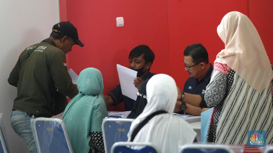 Warga penerima manfaat Bantuan Langsung Tunai Kesejahteraan Rakyat (BLT Kesra) 2025 menunjukan uang tunai yang diterima di Kantor Pos Fatmawati, Jakarta, Selasa (25/11/2025). (CNBC Indonesia/Muhammad Sabki)