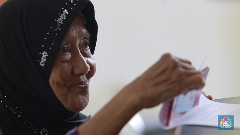 Warga penerima manfaat Bantuan Langsung Tunai Kesejahteraan Rakyat (BLT Kesra) 2025 menunjukan uang tunai yang diterima di Kantor Pos Fatmawati, Jakarta, Selasa (25/11/2025). (CNBC Indonesia/Muhammad Sabki)