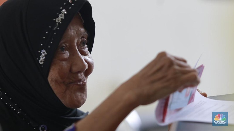 Warga penerima manfaat Bantuan Langsung Tunai Kesejahteraan Rakyat (BLT Kesra) 2025 menunjukan uang tunai yang diterima di Kantor Pos Fatmawati, Jakarta, Selasa (25/11/2025). (CNBC Indonesia/Muhammad Sabki)