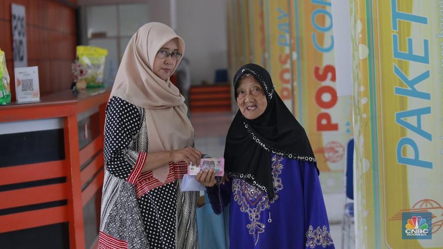 Warga penerima manfaat Bantuan Langsung Tunai Kesejahteraan Rakyat (BLT Kesra) 2025 menunjukan uang tunai yang diterima di Kantor Pos Fatmawati, Jakarta, Selasa (25/11/2025). (CNBC Indonesia/Muhammad Sabki)