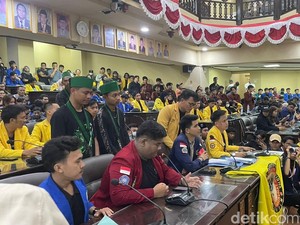 Ketua DPRD Kalsel Muncul, Audiensi Mahasiswa Berakhir Damai