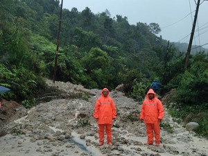 Video Tim SAR Evakuasi Warga Terdampak Banjir-Longsor di Sibolga-Tapteng