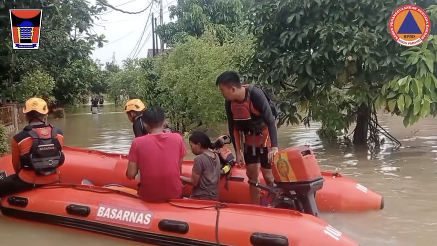 BPBD Kota Padang dan TIm Gabungan melakukan evakuasi warga di Lokasi Batu Busuk dan Parak Jambu Dadok Tunggul Hitam, Kota Padang. (Tangkapan Layar Video Instagram/pusdalopskotapadang)
