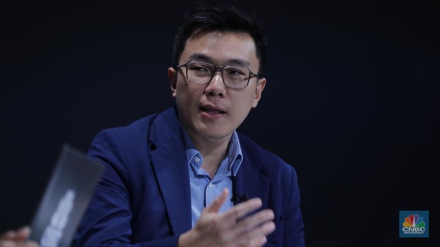 Chief Agency Officer PT Asuransi Allianz Life Indonesia, Himawan Purnama menyampaikan paparan dalam Road to CNBC Indonesia Awards 2025 kategori Best Insurance di Jakarta, Rabu (26/11/2025). (CNBC Indonesia/Tri Susilo)