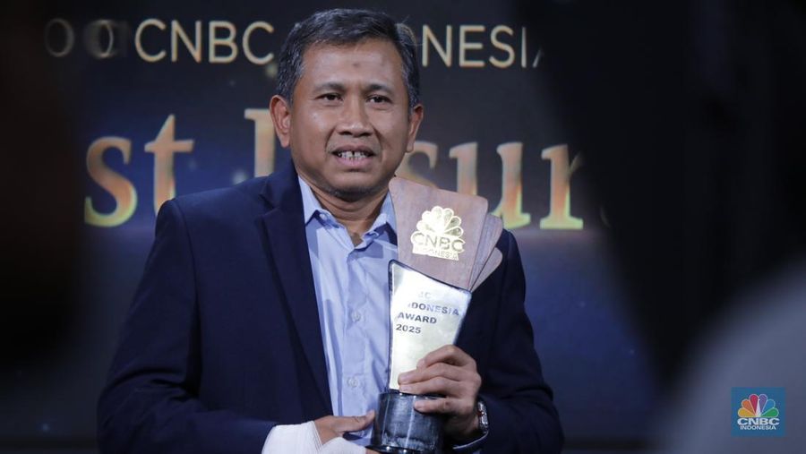 Direktur keuangan PT Reasuransi MAIPARK Indonesia (Maipark), Sunarso menerima penghargaan Best Catastrophe Reinsurer In Indonesia  dalam Road to CNBC Indonesia Awards 2025 kategori Best Insurance di Jakarta, Rabu (26/11/2025). (CNBC Indonesia/Tri Susilo)