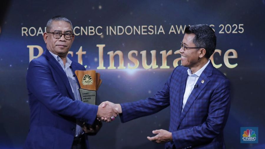 Direktur utama PT Asuransi Umum Bumiputera Muda 1967, Ramli Forez menerima penghargaan Best General Insurance in Performance and Sustainable Growth dalam Road to CNBC Indonesia Awards 2025 kategori Best Insurance di Jakarta, Rabu (26/11/2025). (CNBC Indonesia/Tri Susilo)