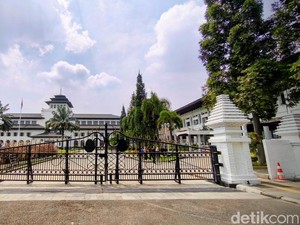 Melihat Wajah Baru Gedung Sate dengan Gapura Berstruktur Candi