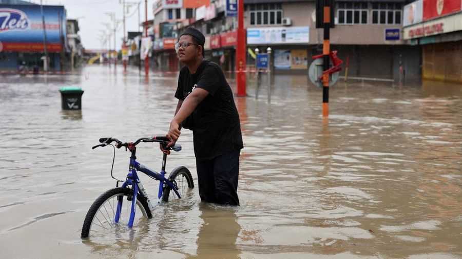 Hujan deras menyebabkan banjir di negara bagian utara Malaysia, yang berbatasan dengan Thailand, di Kangar, Malaysia, Rabu (26/11/2025). (via REUTERS/Royal Thai Navy)