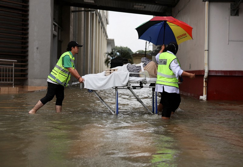 Hujan deras menyebabkan banjir di negara bagian utara Malaysia, yang berbatasan dengan Thailand, di Kangar, Malaysia, Rabu (26/11/2025). (via REUTERS/Royal Thai Navy)