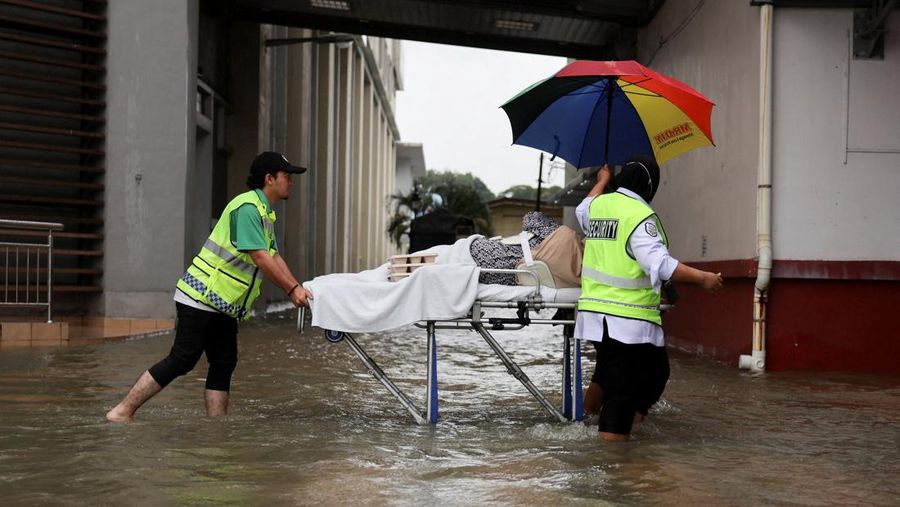 Hujan deras menyebabkan banjir di negara bagian utara Malaysia, yang berbatasan dengan Thailand, di Kangar, Malaysia, Rabu (26/11/2025). (via REUTERS/Royal Thai Navy)