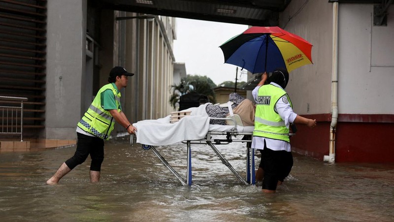 Hujan deras menyebabkan banjir di negara bagian utara Malaysia, yang berbatasan dengan Thailand, di Kangar, Malaysia, Rabu (26/11/2025). (via REUTERS/Royal Thai Navy)