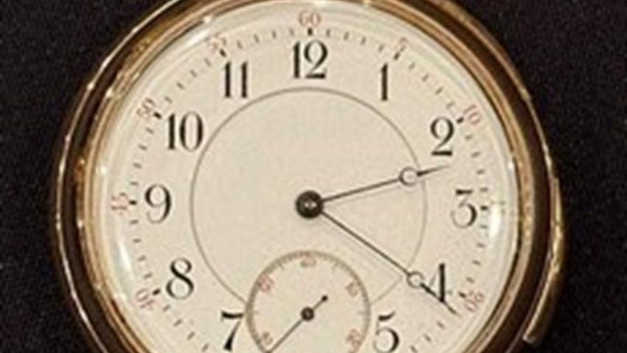 Jam saku emas Titanic yang ditemukan dari tubuh salah satu penumpang terkayanya akan terjual seharga £1 juta atau sekitar (Rp. 22,5 Miliar) dengan waktu berhenti pada pukul 2.20 pagi, waktu kapal menghilang di bawah air. (Dok. Henry Aldridge and Son Ltd)