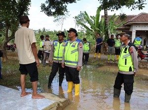 Kapolres Cilacap Bantu Warga Terdampak Banjir, Pastikan Penanganan Cepat