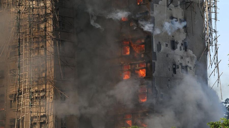 Kebakaran besar menghanguskan sejumlah blok apartemen di kompleks permukiman di Hong Kong pada Rabu (26/11/20215) waktu setempat. (REUTERS/Tyrone Siu)